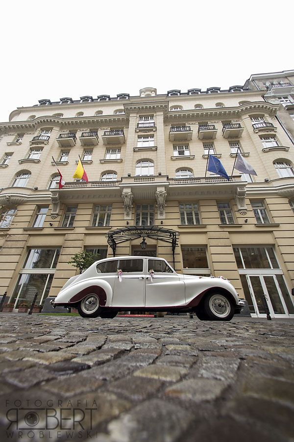 Fotograf ślubny Warszawa: detale chińskiej sukni ślubnej w Hotelu Polonia Palace.