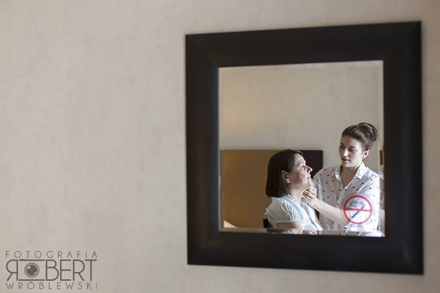 Uśmiechnięta Panna Młoda Xianmei podczas przygotowań w Hotelu Polonia Palace, reportaż ślubny Warszawa.