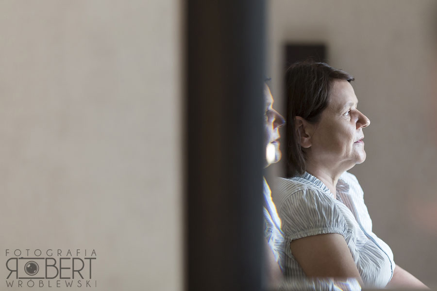 Pan Młody Paweł zakłada muszkę, przygotowania do ślubu w Warszawie.