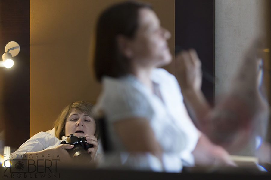 Zdjęcie obrączek ślubnych i bukietu Panny Młodej, profesjonalny fotograf ślubny Warszawa.