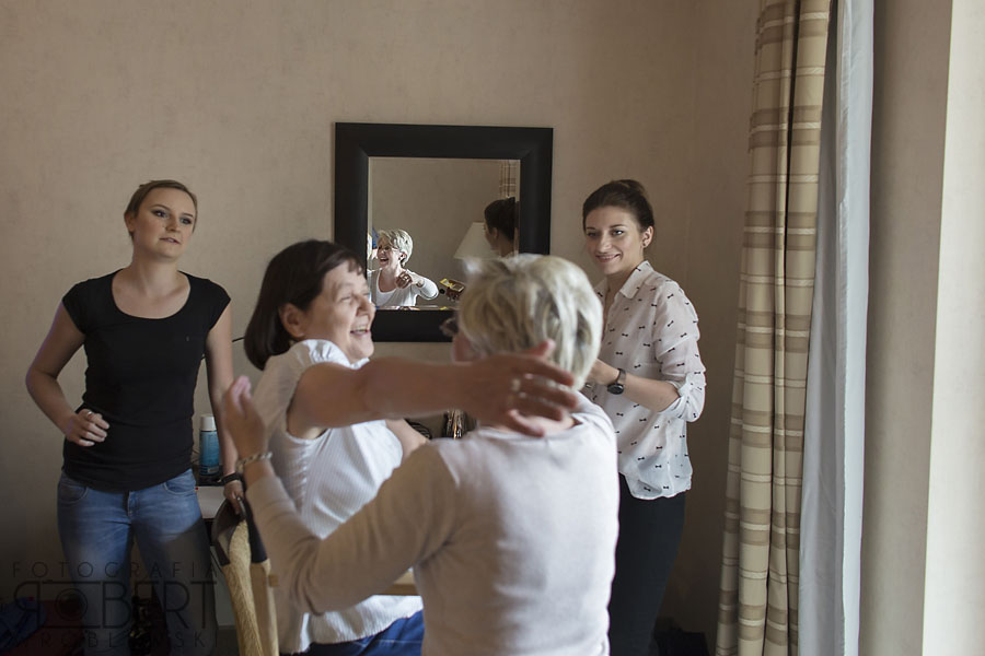 Piękny portret Panny Młodej w białej sukni w Hotelu Polonia Palace.