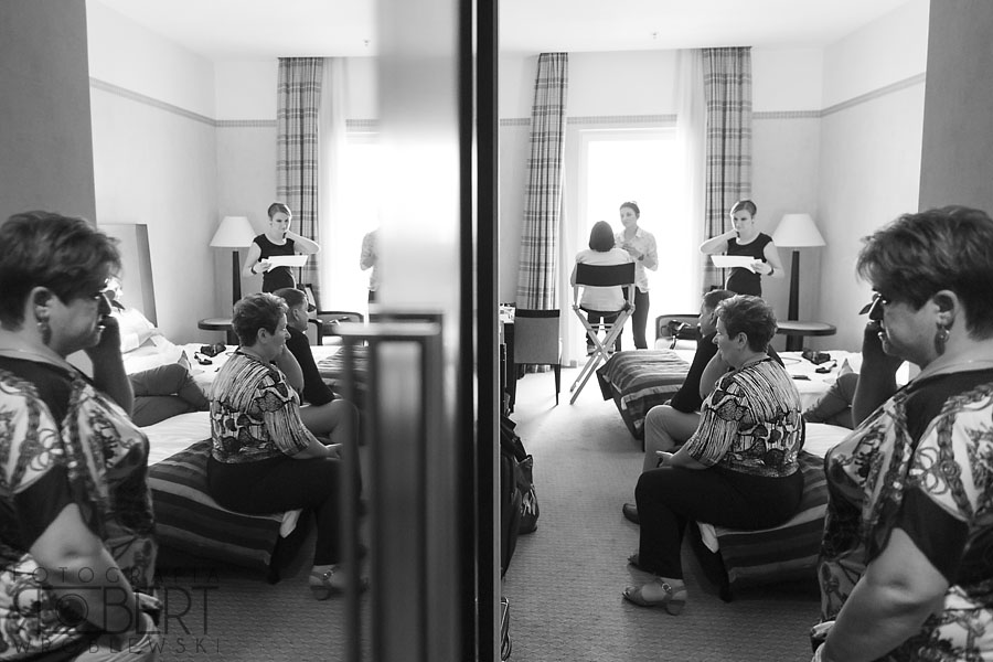 Pan Młody wysiada z luksusowego auta Princess przed Urzędem Stanu Cywilnego na Starówce.