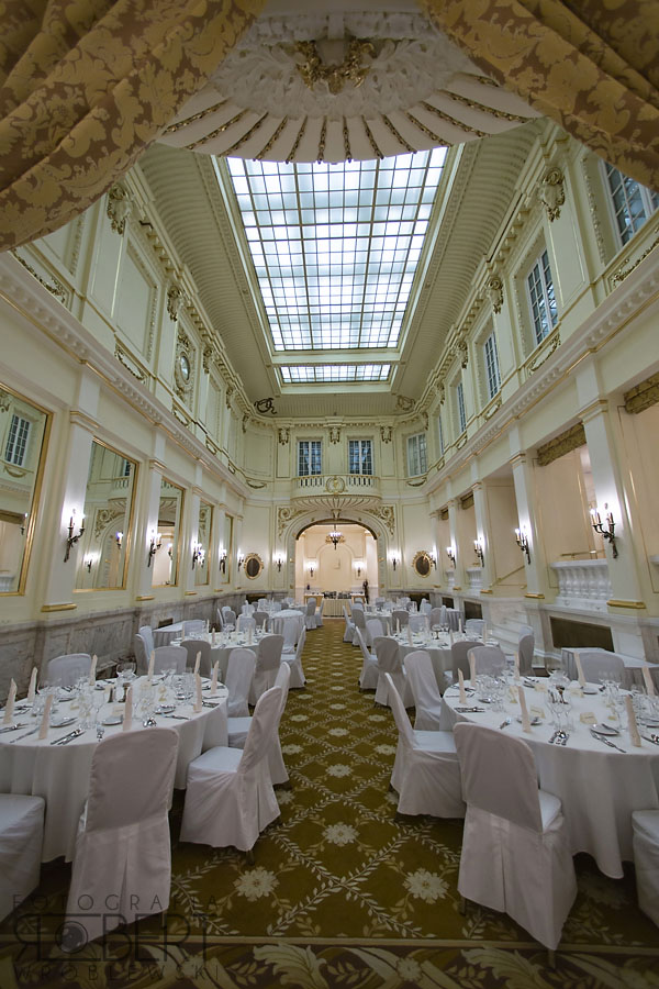 Pierwszy pocałunek po ceremonii zaślubin, fotograf ślubny Warszawa Stare Miasto.