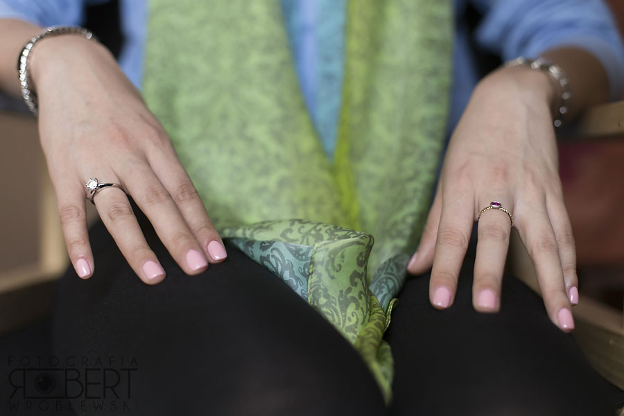 Panna Młoda w tradycyjnej chińskiej sukni, kontrast kultur na weselu.