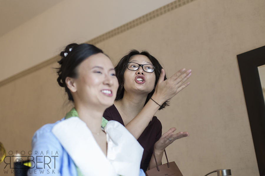 Młoda Para na spacerze ulicami Warszawy, intymny moment.