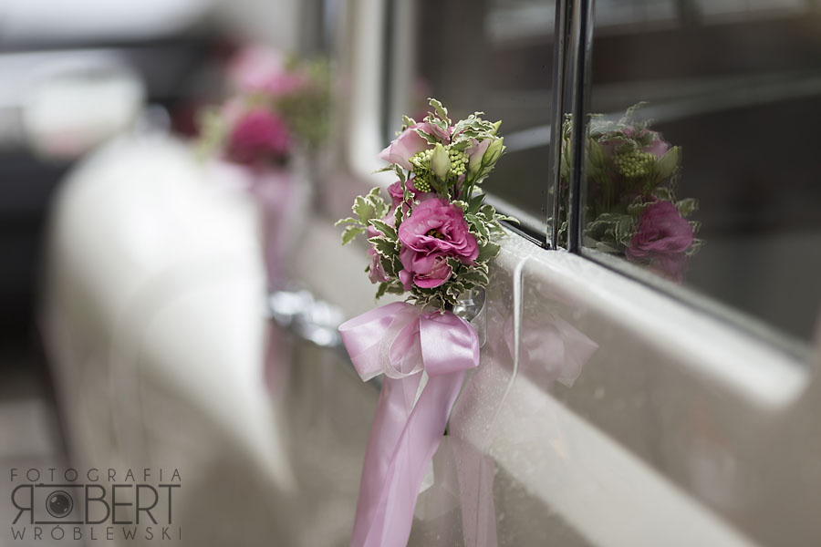 Goście bawią się na parkiecie weselnym w rytm muzyki Marka Sierockiego.