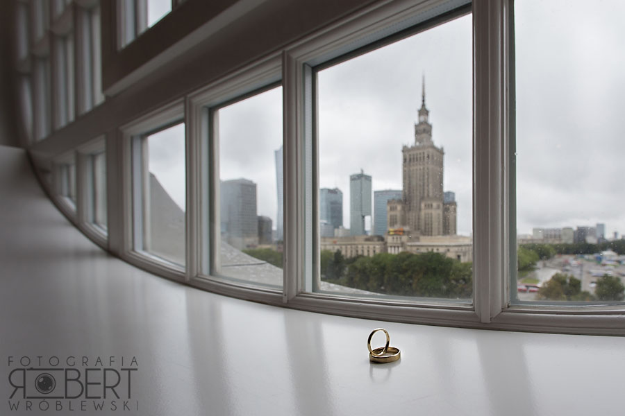 Młoda Para tańczy z gośćmi, energia i emocje na parkiecie weselnym.