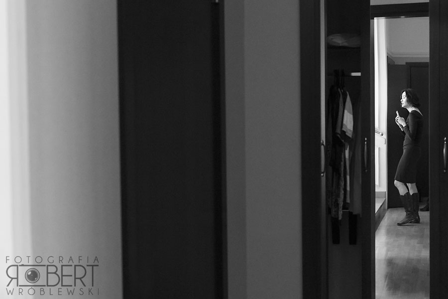 Szczęśliwa Panna Młoda śmieje się podczas tańca.