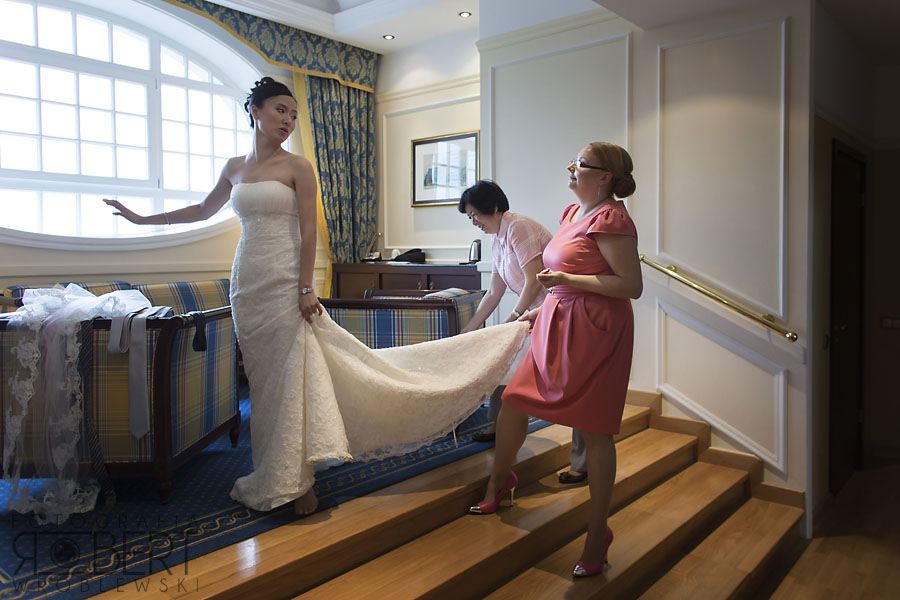 Dynamiczne zdjęcie z wesela, tańczący goście, fotograf ślubny.