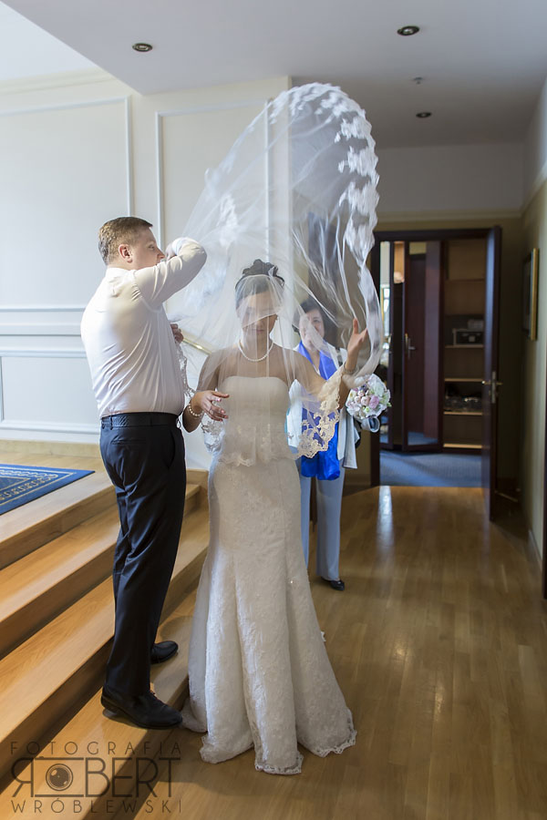 Reportaż weselny: radosna atmosfera i uśmiechnięci goście na parkiecie.