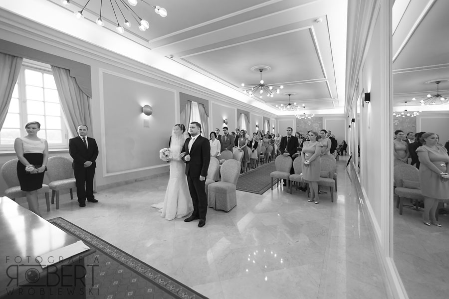 Radosne tańce gości, reportaż weselny.