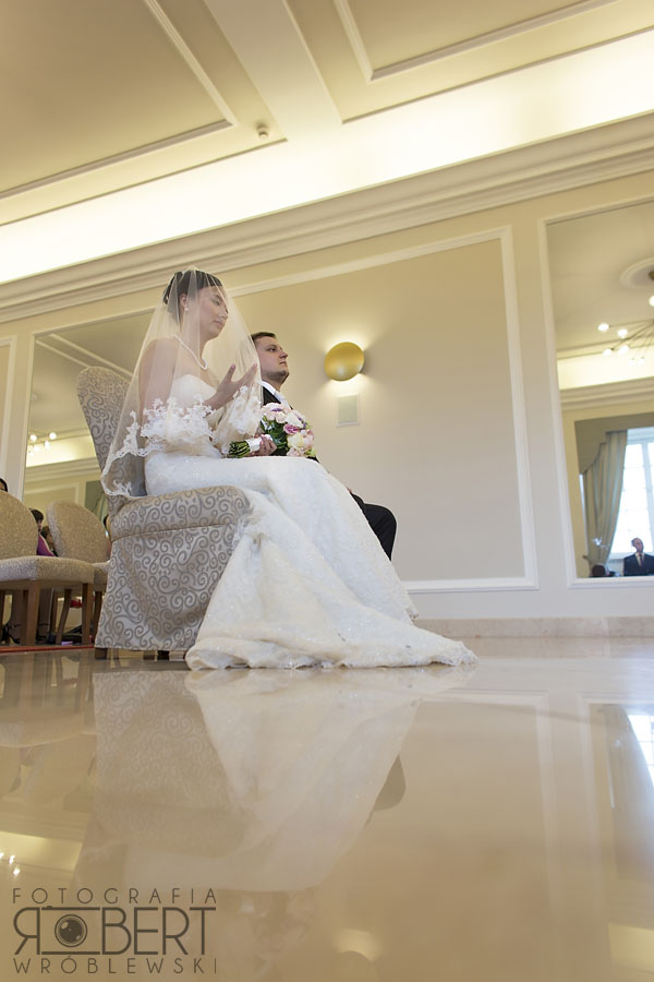 Młoda Para w otoczeniu bawiących się gości.