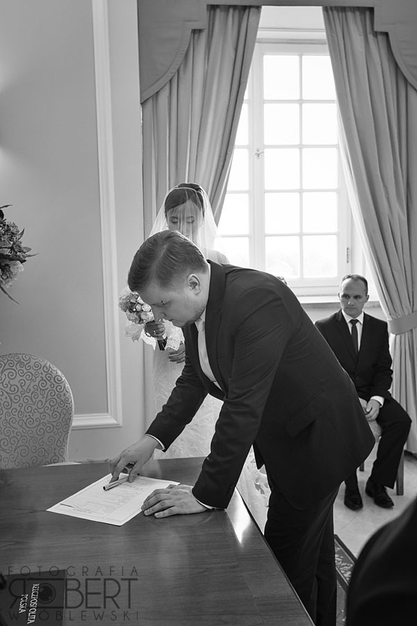 Młoda Para w blasku świateł na parkiecie, fotograf ślubny Warszawa.