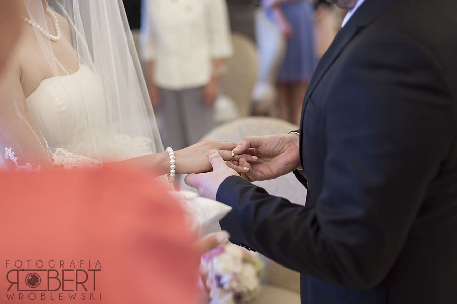 Chwile radości i zabawy na weselu w Warszawie.