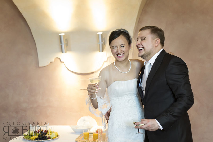 Ujęcie wesela z góry, widok na parkiet i bawiących się gości.