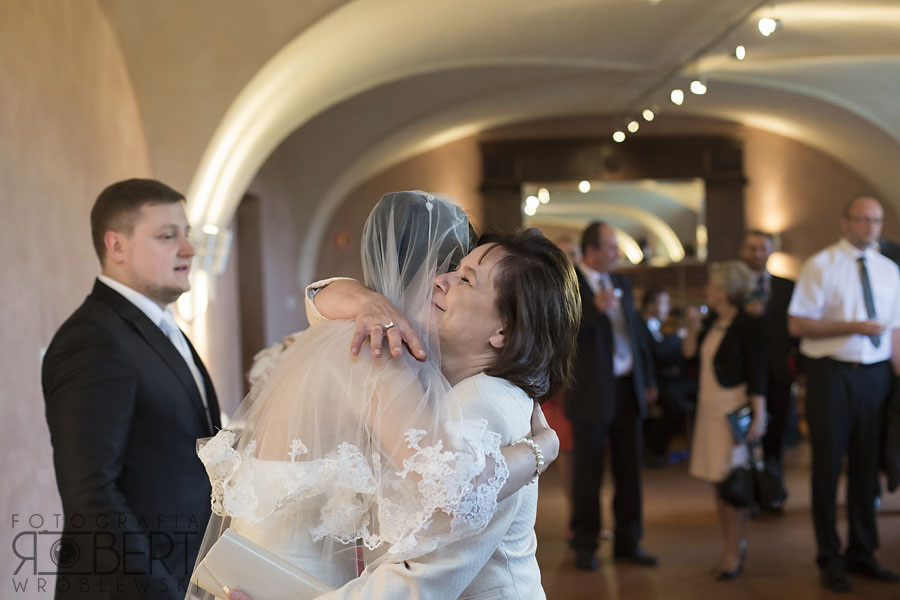 DJ Marek Sierocki koncentruje się przy konsoli, reportaż weselny.