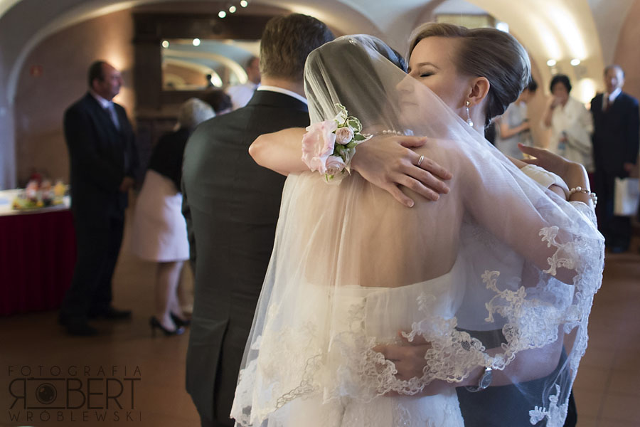 Przyjaciele i goście Młodej Pary bawią się świetnie.