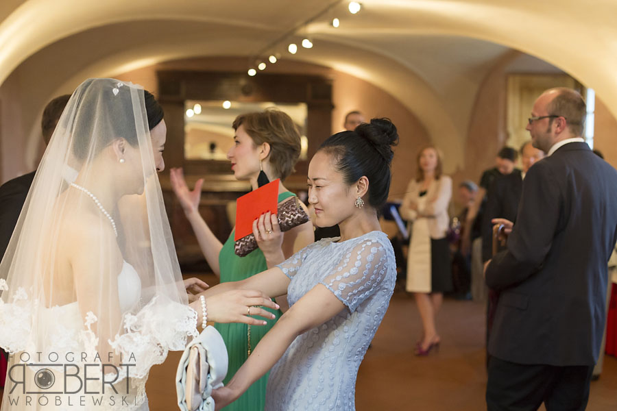 Szczery uśmiech Młodej Pary podczas toastów.