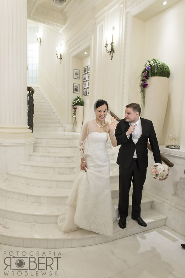 Goście weselni przy stołach, eleganckie wnętrza Hotelu Polonia.