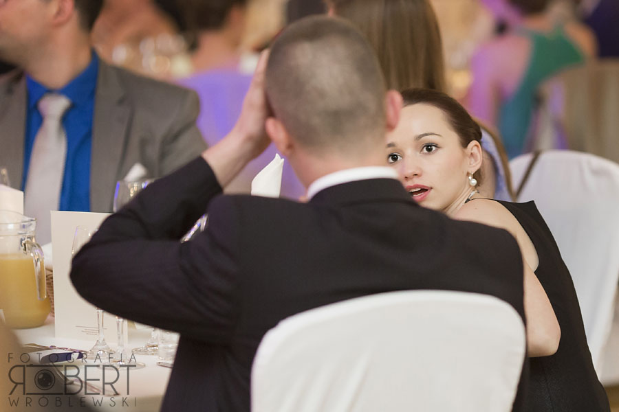 Krótki moment relaksu Młodej Pary na kanapie.