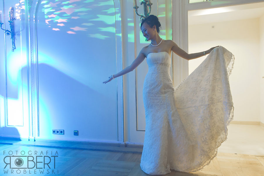 Szczęśliwe uśmiechy Młodej Pary i gości, wesele w Warszawie.