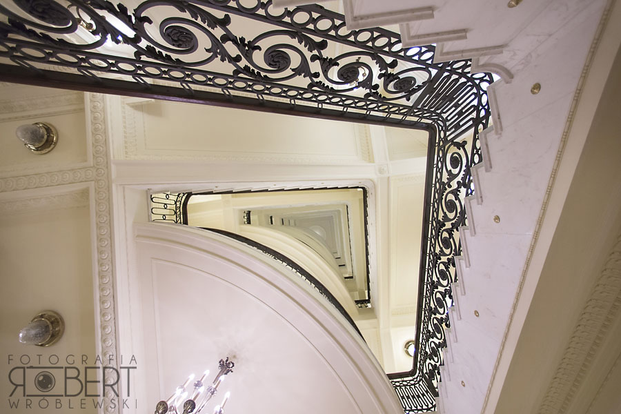 Szczęśliwi Państwo Młodzi wśród gości, reportaż ślubny.