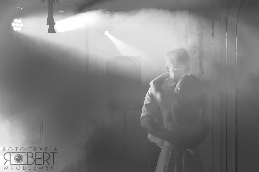 Taniec w świetle reflektorów, fotografia ślubna Warszawa.