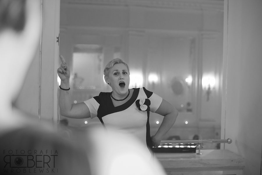 Panna Młoda uśmiecha się szeroko podczas wesela.