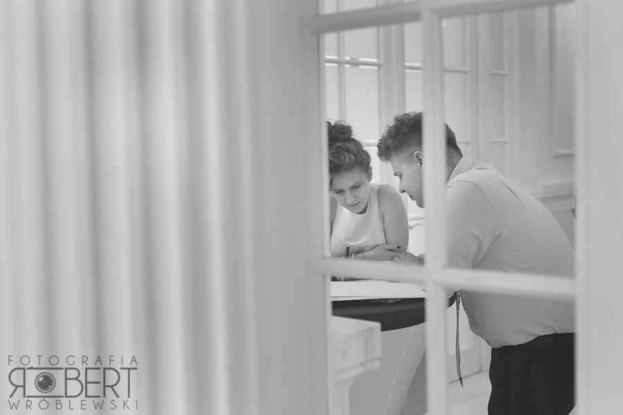 Młoda Para w centrum uwagi na parkiecie weselnym.