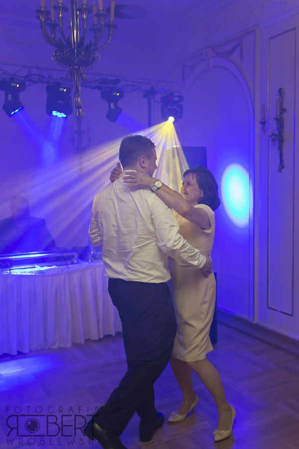 Pan młody tańczy z mamą.