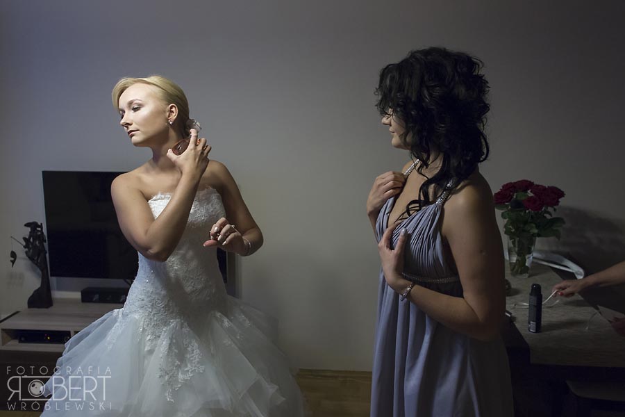 Wspólne zdjęcie z gośćmi pod kościołem