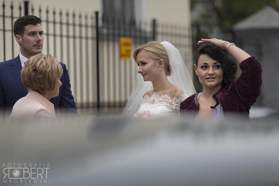 Czuły gest pary młodej - sesja Piaseczno