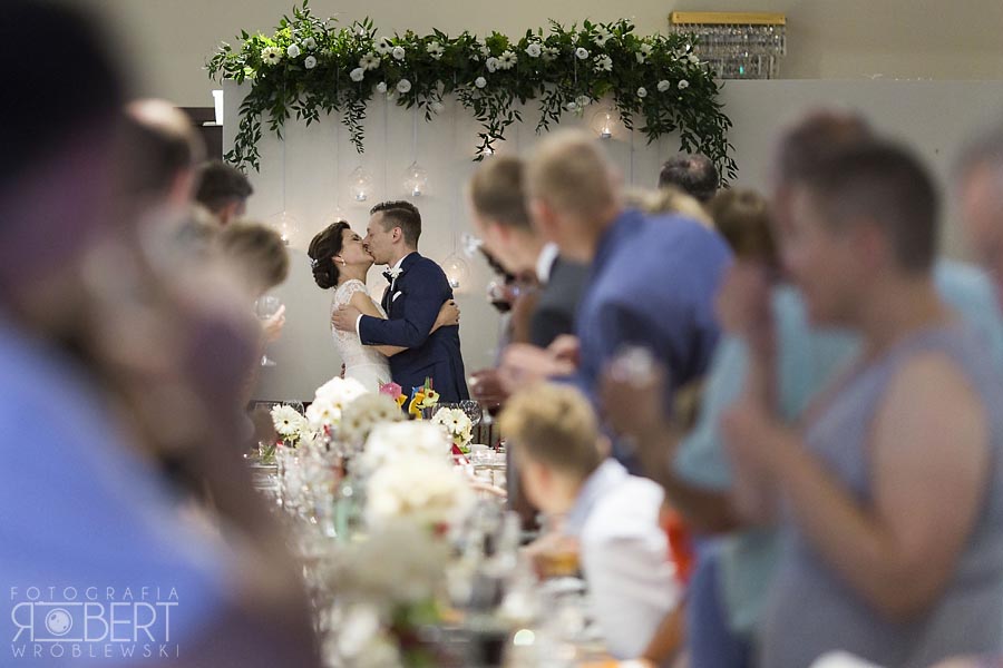 Śmiech i radość pary młodej podczas sesji