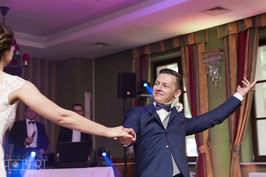 Dzieci bawiące się piniatą - wesele Las Woda