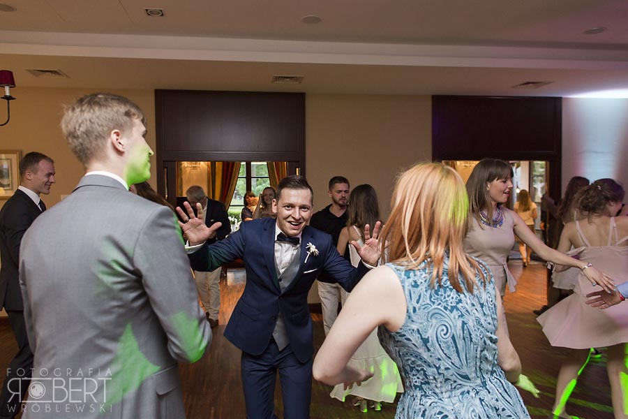 Barman przygotowujący koktajle na weselu w Wildze