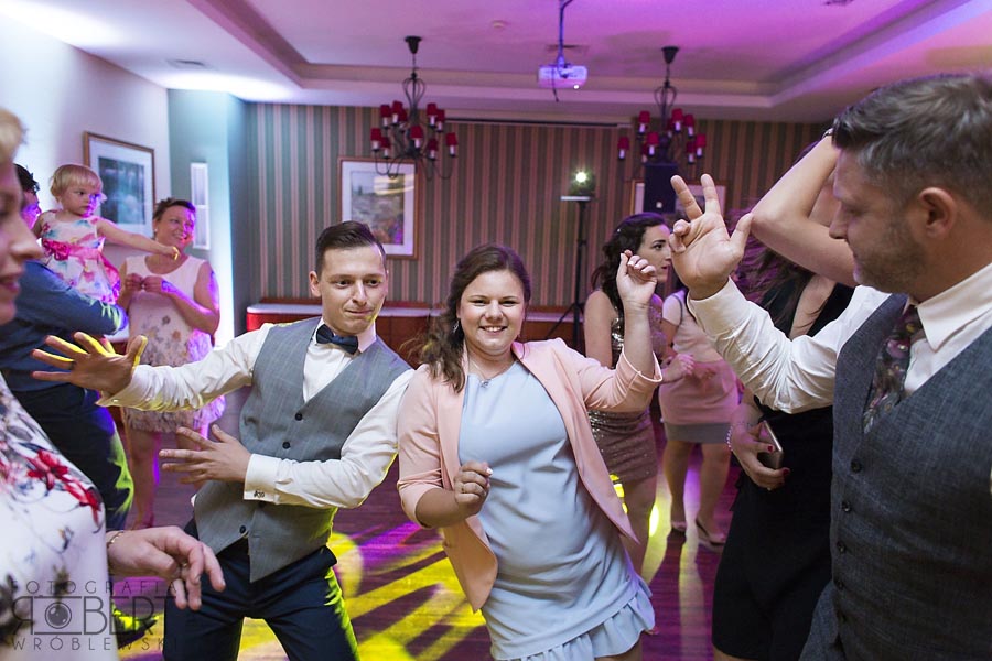 Zabawa z muchą Pana Młodego - oczepiny Wilga