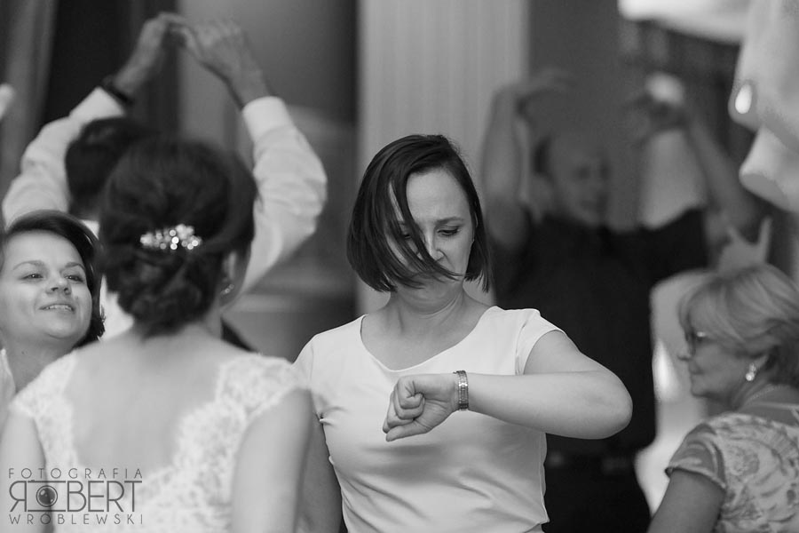 Ostatnie spojrzenia pary młodej przed końcem reportażu