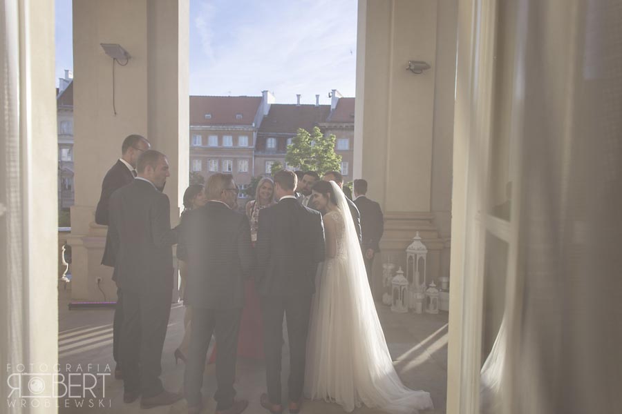 Goście weselni klaszczą Parze Młodej