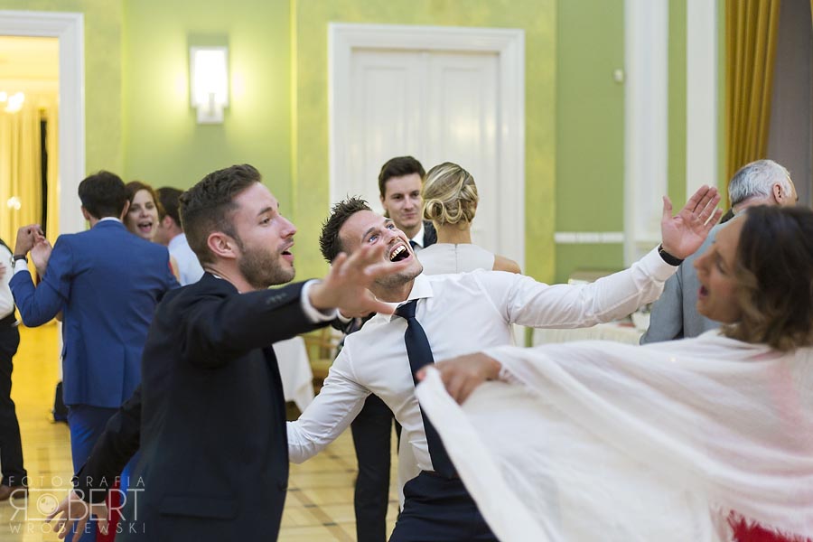 Zabawa dzieci na weselu