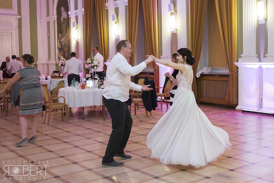 Joanna bawi się z przyjaciółmi