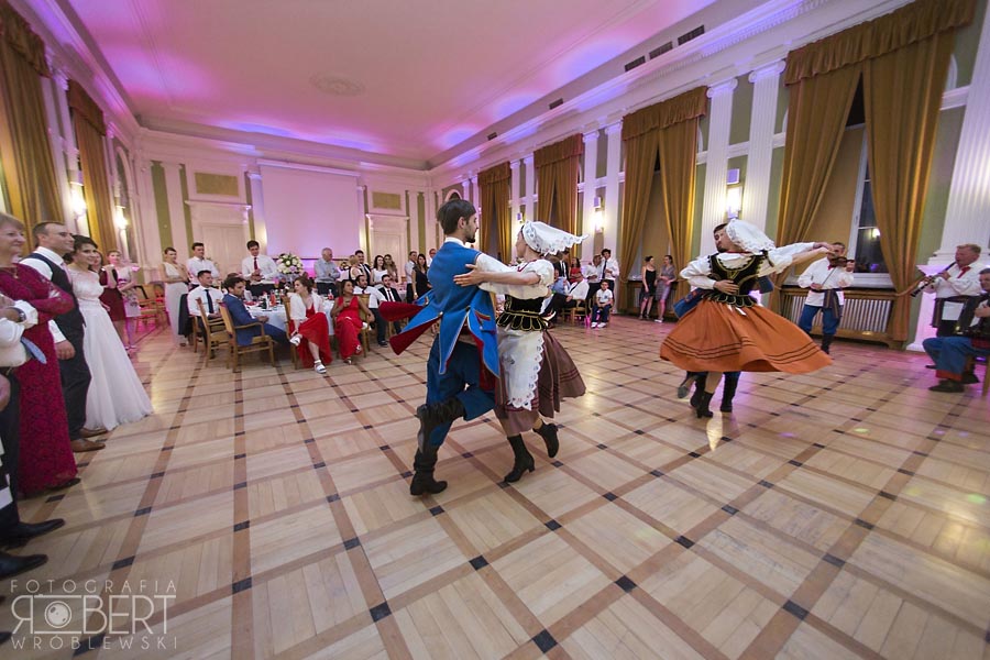 Goście wznoszą kieliszki