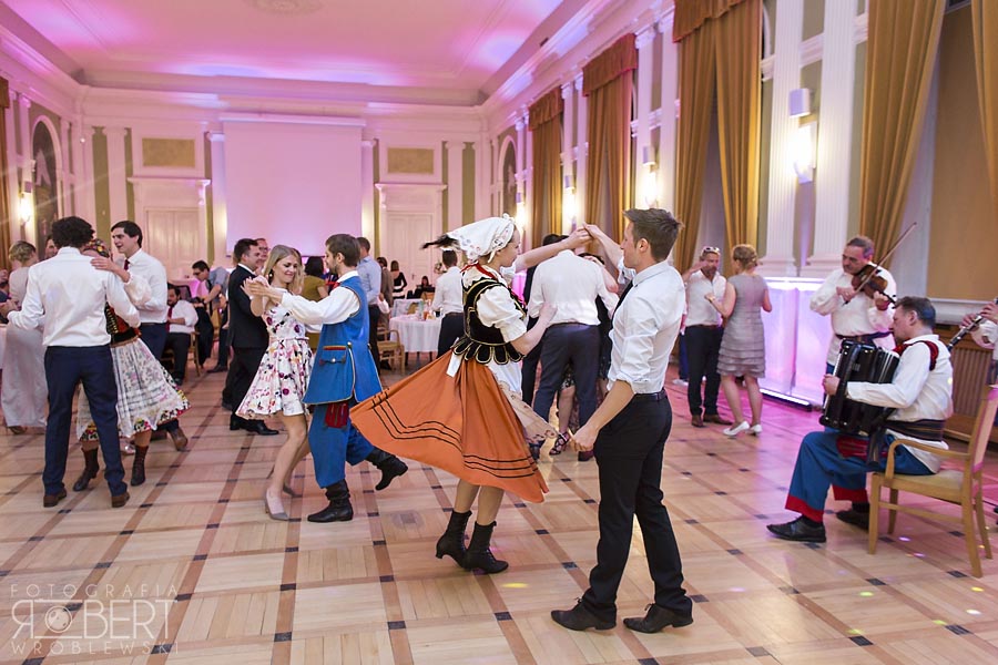 Nowożeńcy karmią się tortem