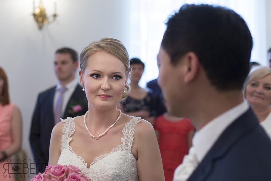 Spacer pary młodej po ślubie cywilnym
