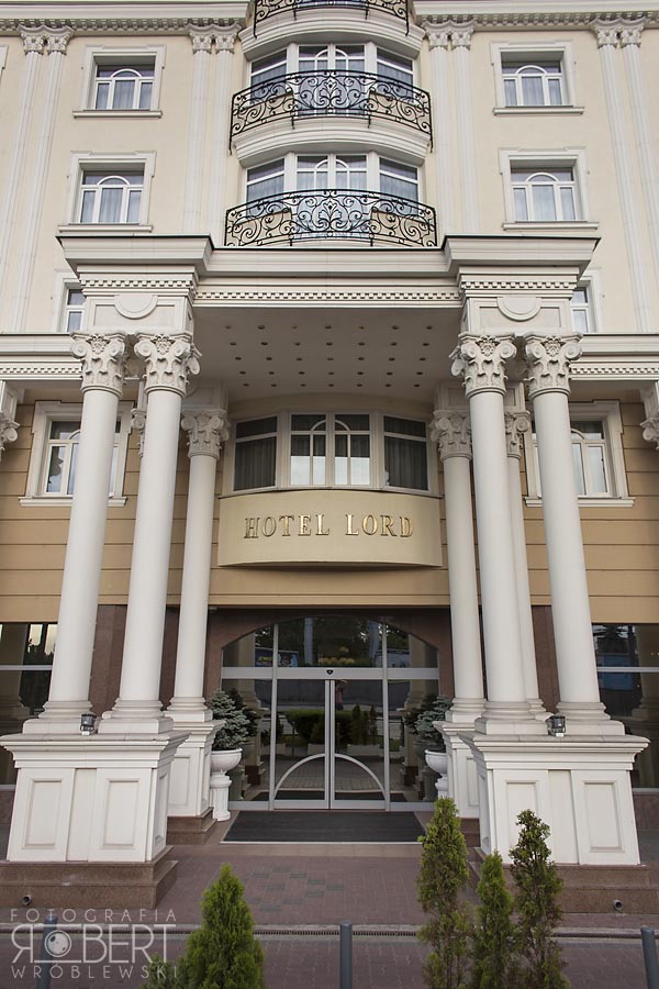 Hotel Lord Warszawa – fasada i powitanie pary młodej