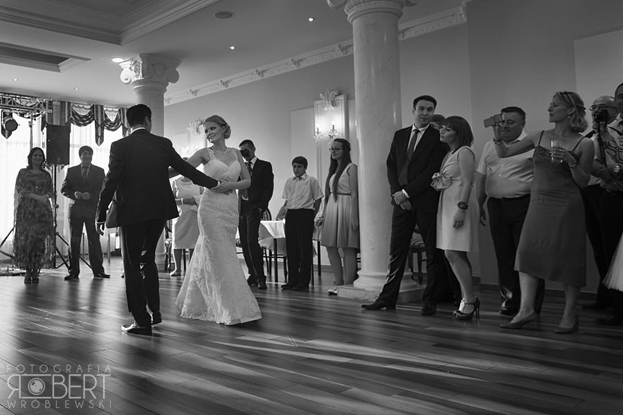 Pierwszy Taniec Pary Młodej na oświetlonej sali