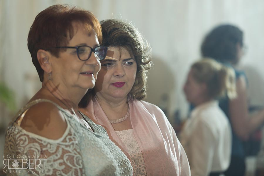 Emocje i śmiech podczas weselnej nocy