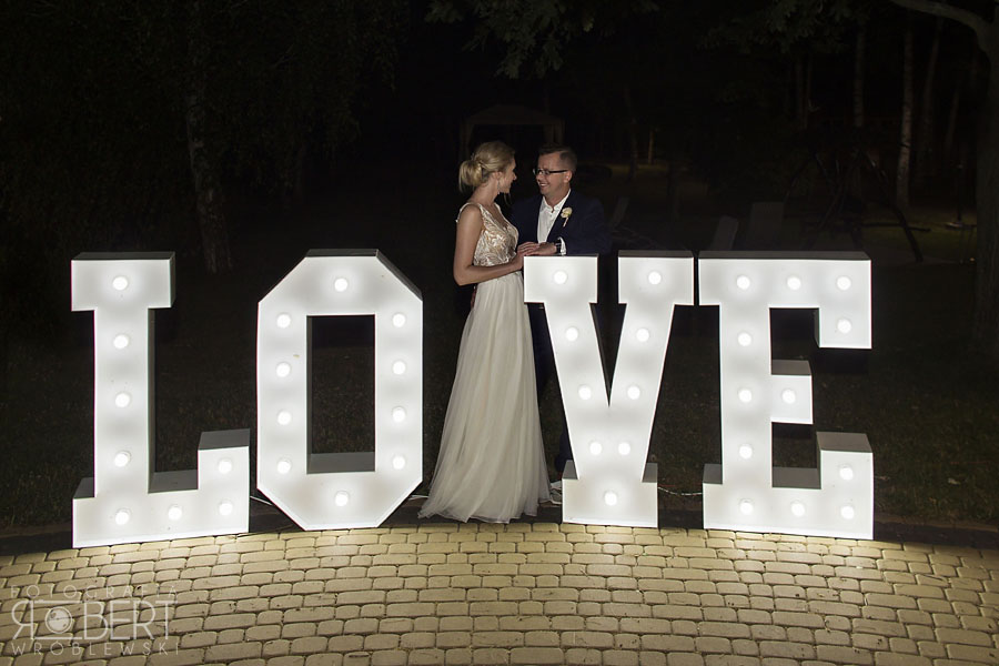 Sesja przy napisie LOVE