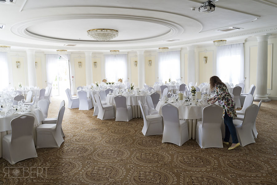 Eleganckie nakrycie stołu na wesele w Pałacyku Otrębusy