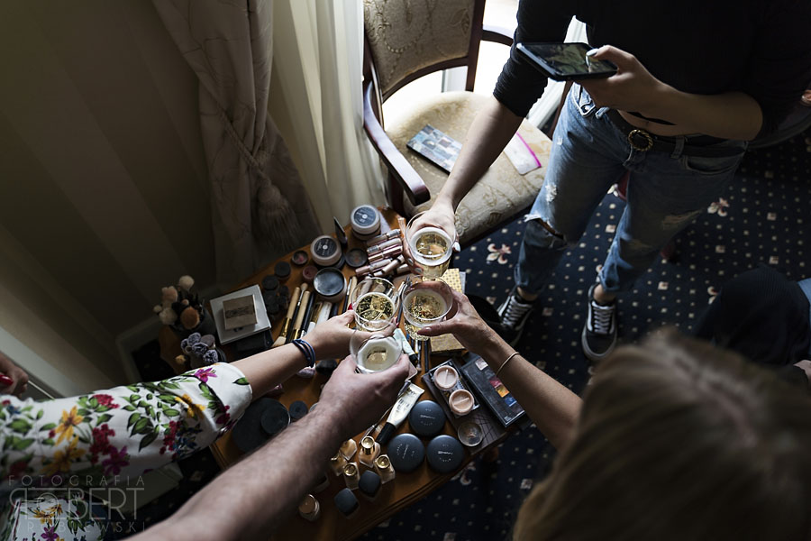 Drobne elementy dekoracyjne przy torcie weselnym