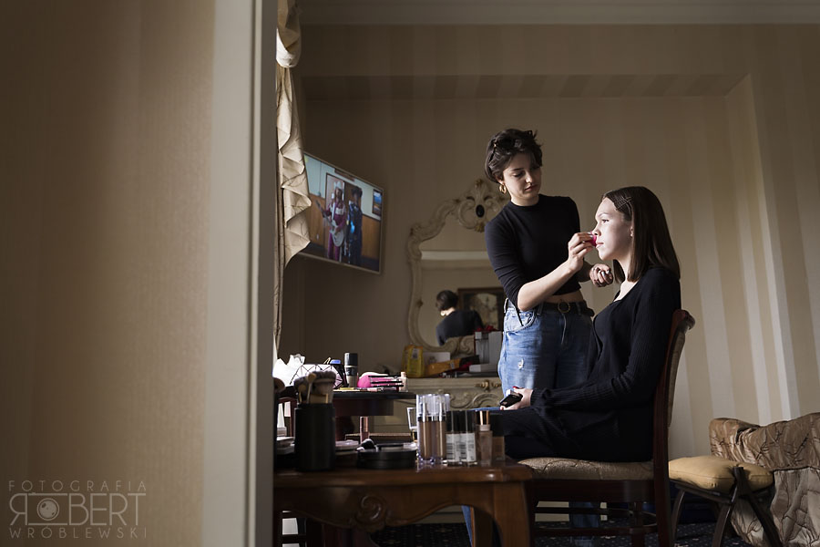 Pan Młody w towarzystwie córek przed ślubem